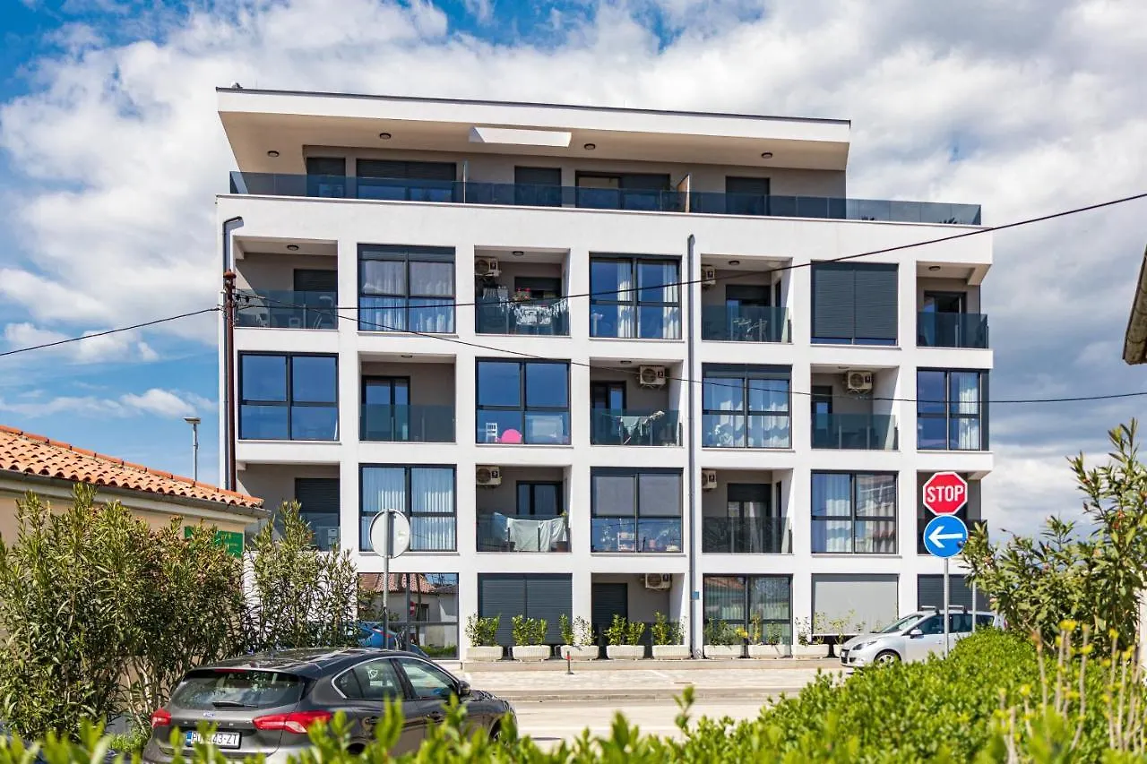 Enjoy Pula - New Apt With Terrace And Free Parking Garage Apartman