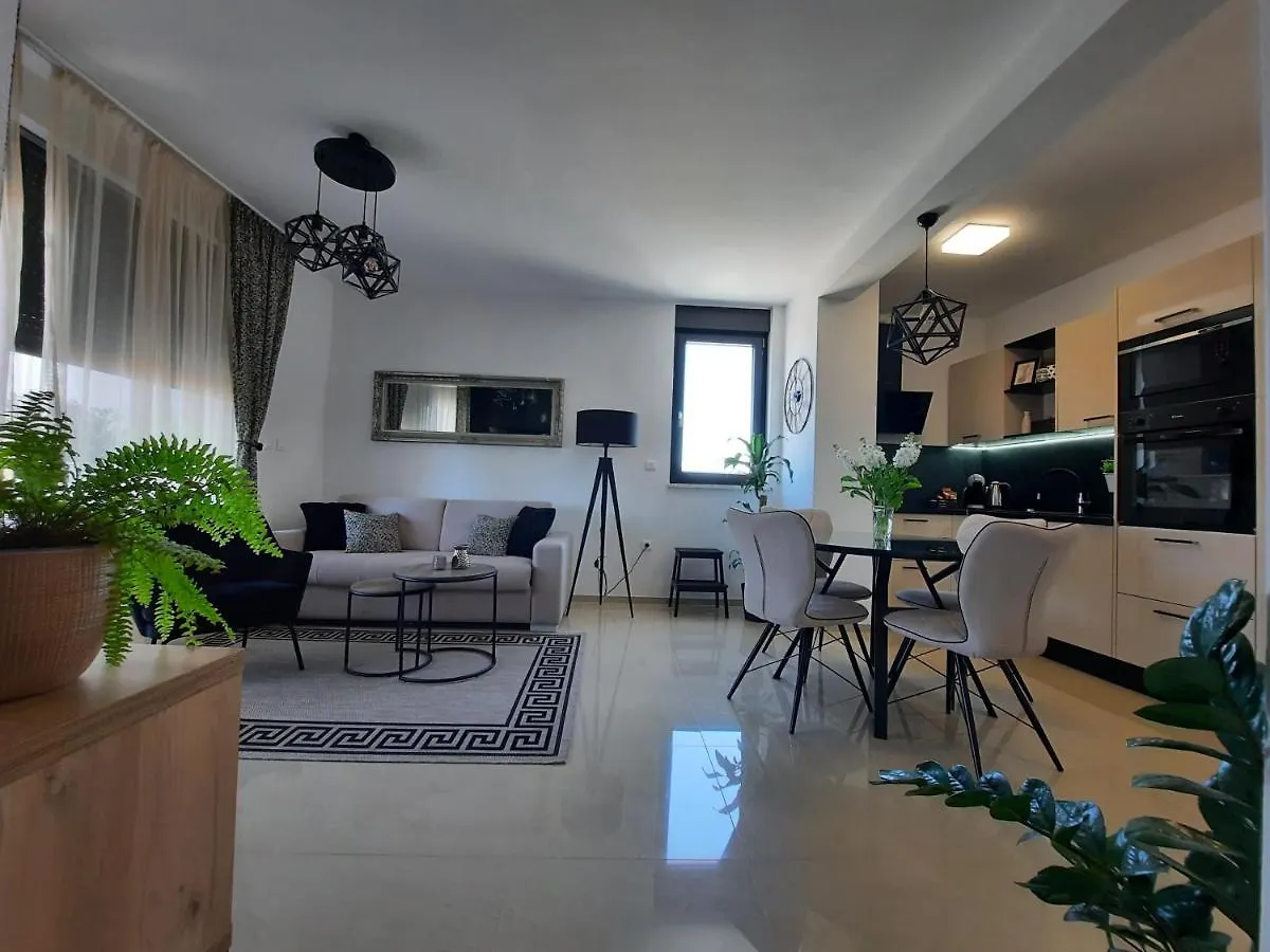 Enjoy Pula - New Apt With Terrace And Free Parking Garage Apartman