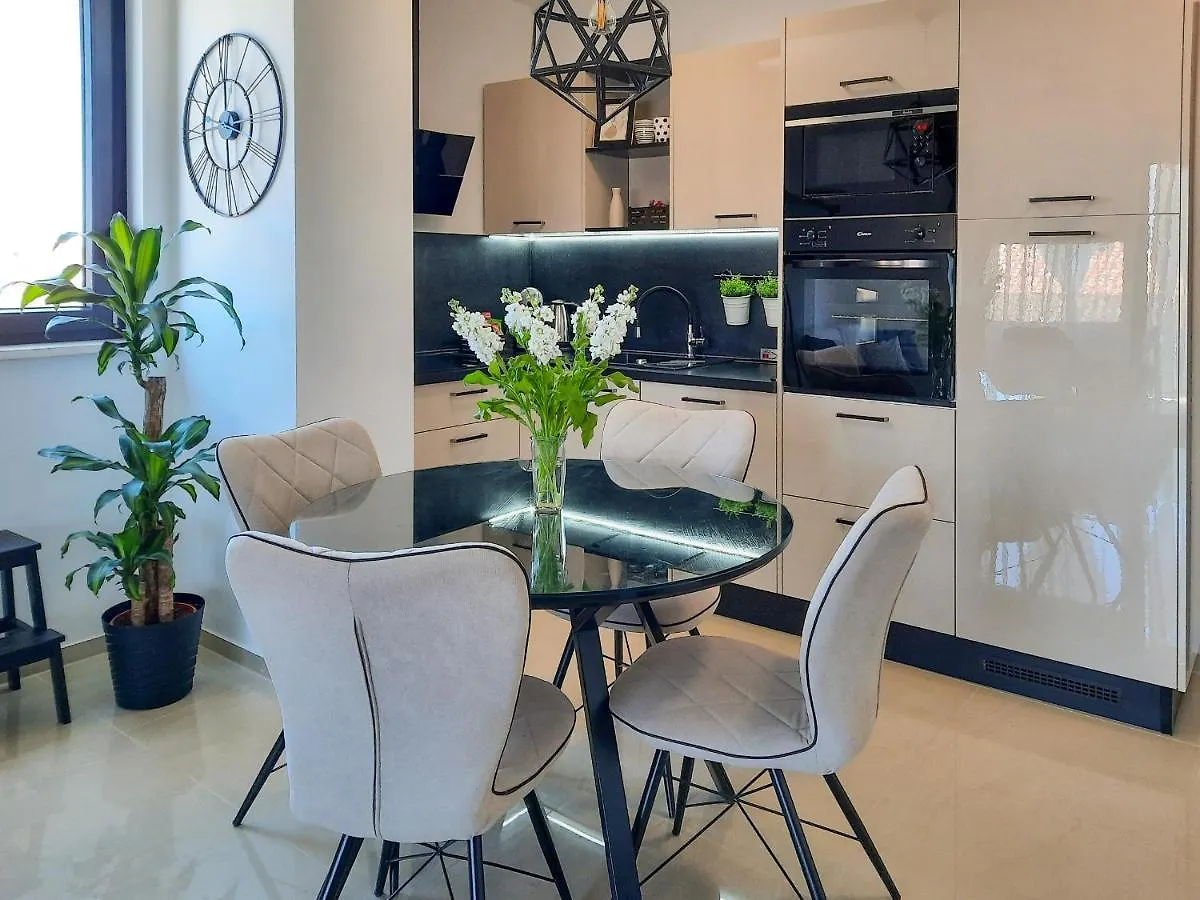 Enjoy Pula - New Apt With Terrace And Free Parking Garage Apartman